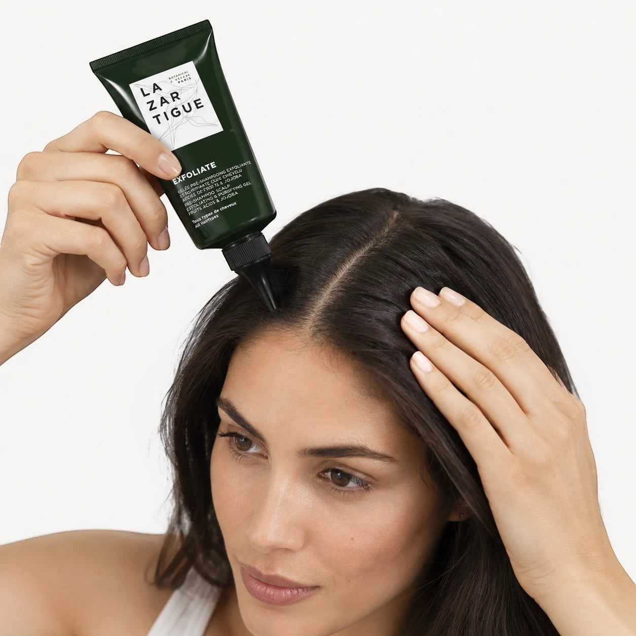 Lazartigue Exfoliate Pre-Shampoo aplicacion cuero cabelludo modelo cabello oscuro